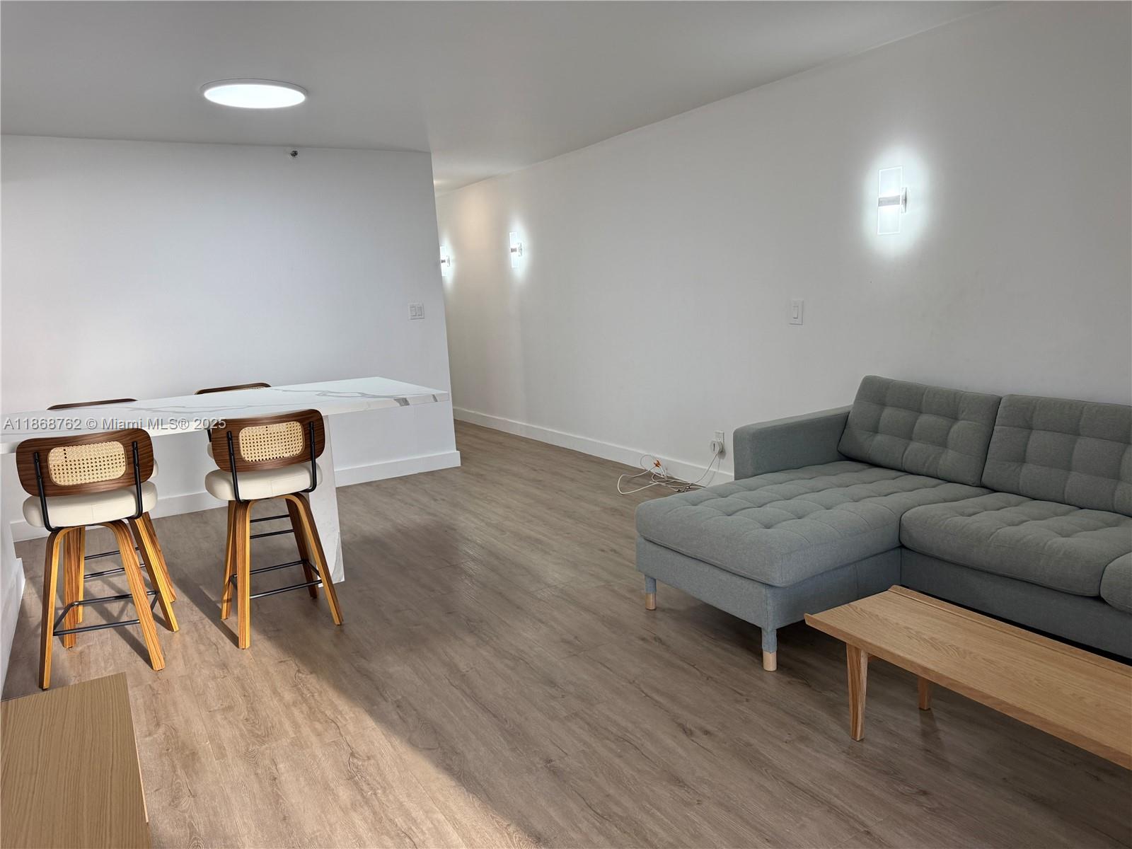 4301 Collins Ave 208