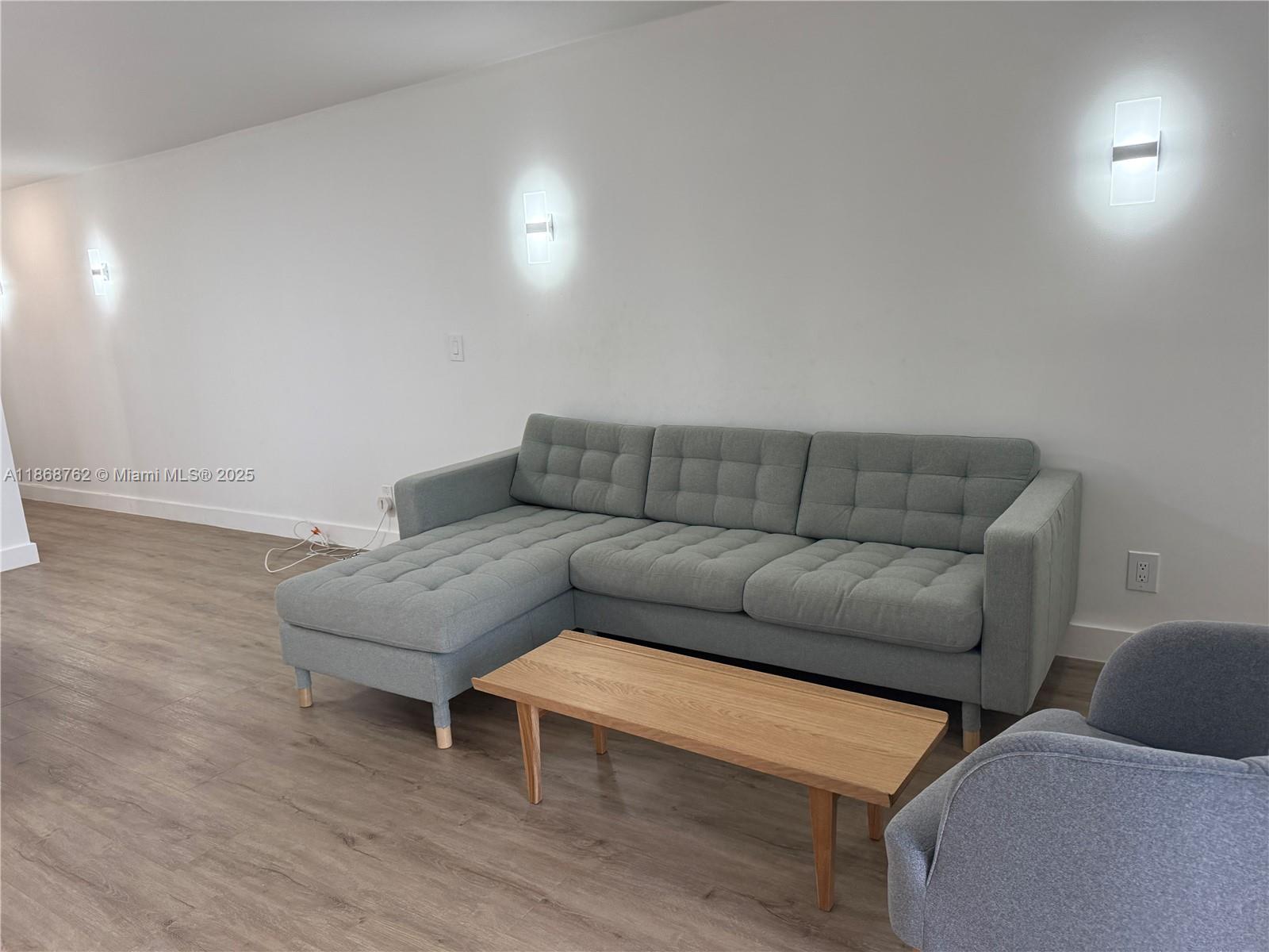 4301 Collins Ave 208