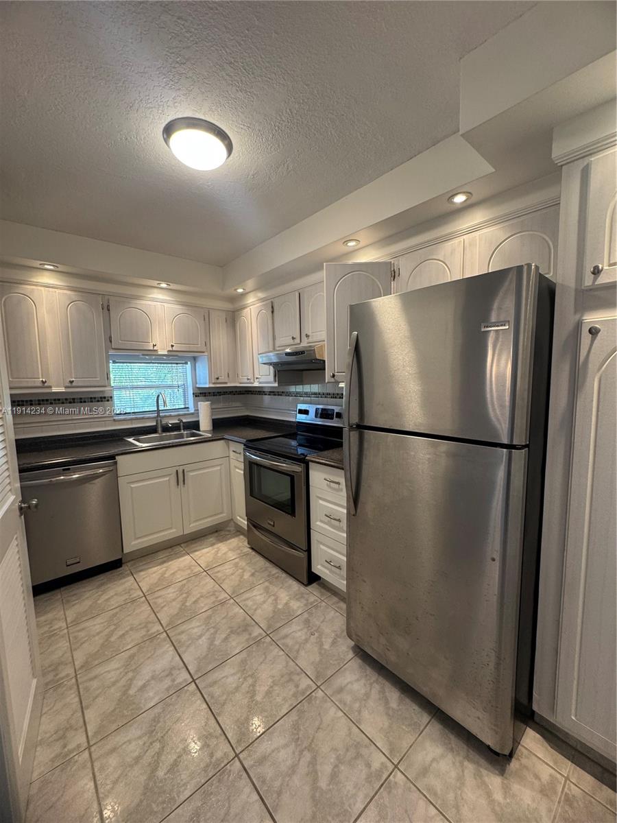 HOLLYBROOK GOLF AND - Residential Lease