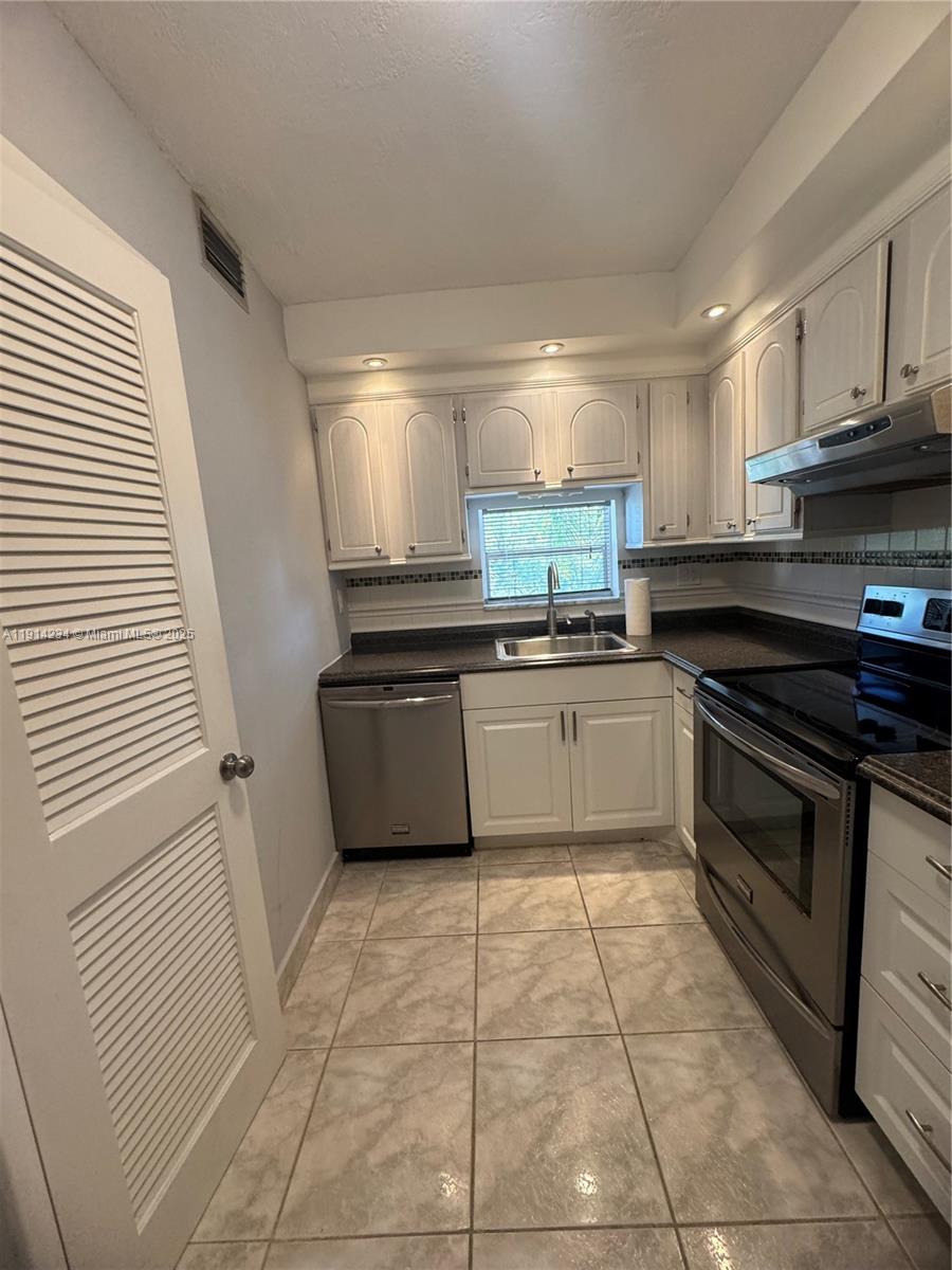 HOLLYBROOK GOLF AND - Residential Lease