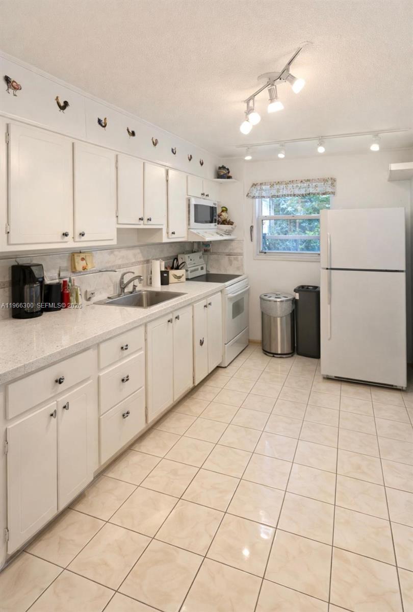 JADE WINDS GRP EASTER LIL - Residential