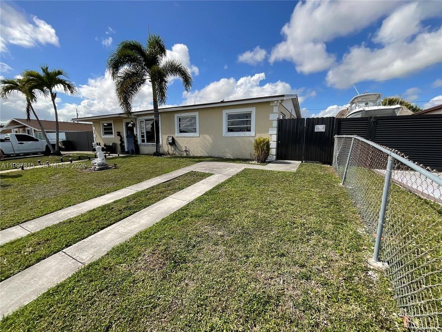 Nice size one bedroom efficiency, apartment like, with kitchenette and dining room. Own fenced  entrance with its own private  front yard for relaxation and creating a garden. Water and electricity is included.