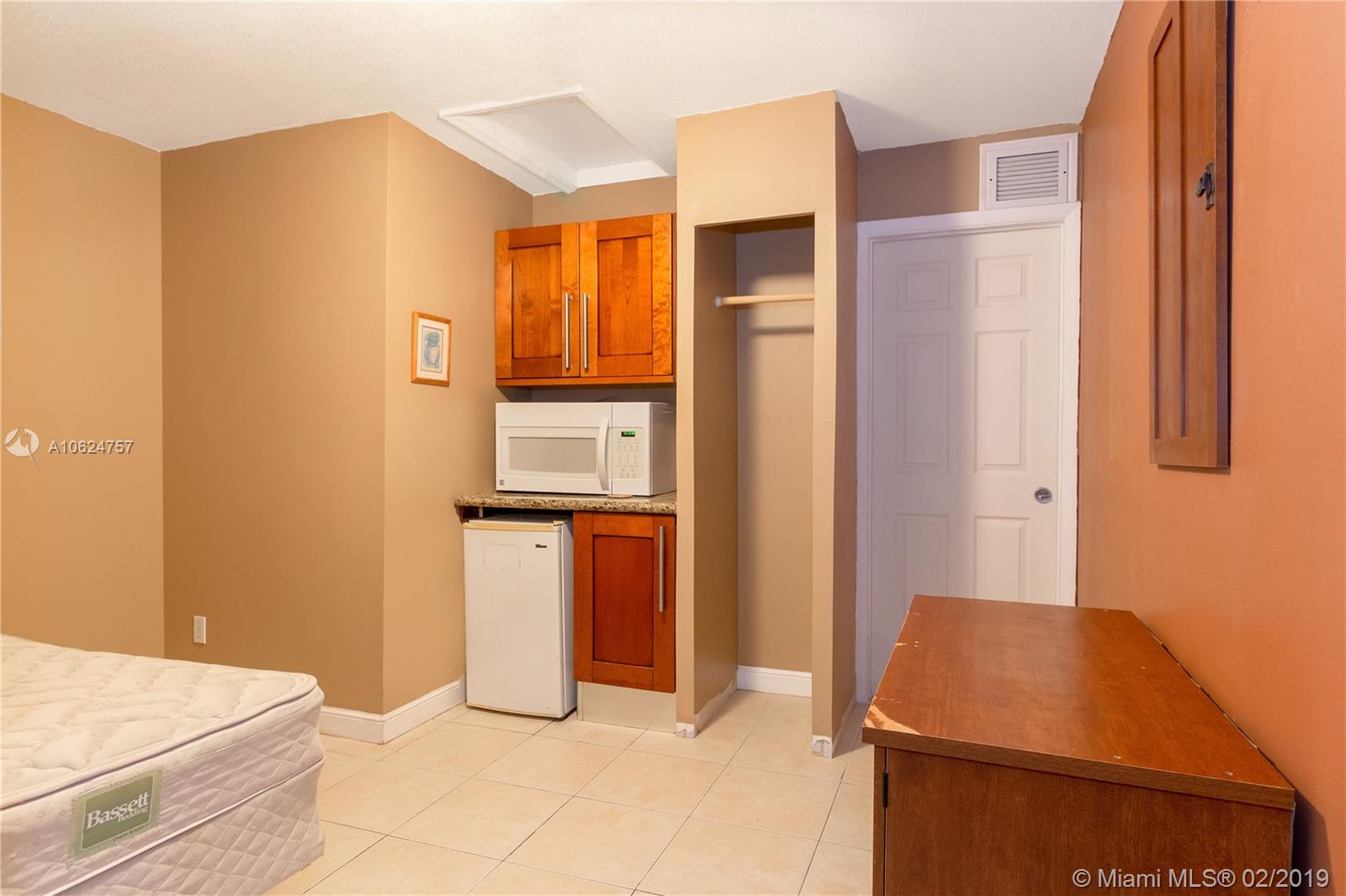 Great Efficiency in a very private residential neighborhood. Ideal for an older person.
Only pay for the rent. the rest it's all included.