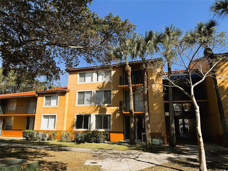 Beautiful open-concept apartment located in Lakes of Jacaranda. This bright and well-maintained first-floor unit features 2 bedrooms and 1 full bathroom, conveniently situated in front of the pool. The apartment offers tile flooring throughout, a spacious primary bedroom with a walk-in closet, and a generously sized second bedroom. Enjoy beautiful garden views and the convenience of an in-unit washer and dryer.

The community offers a resort-style lifestyle with a clubhouse, gym, pools, and tennis courts. Ideally located in front of Sunset Park and close to major highways, main roads, shopping centers, and more.