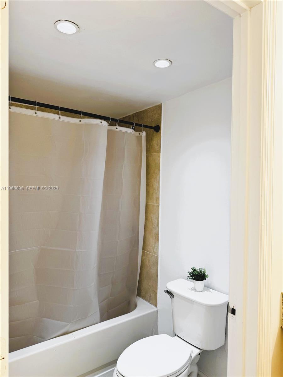 LAKES OF JACARANDA CONDO - Residential Lease