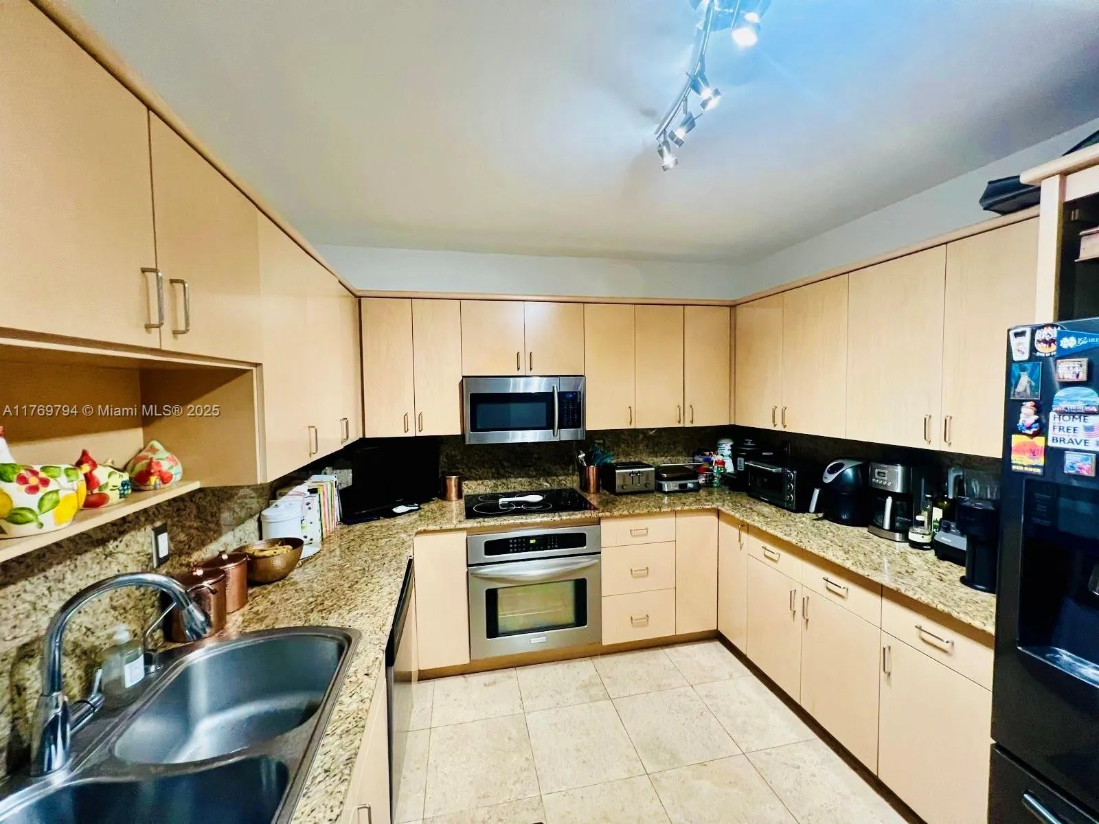 Key Biscayne, Florida 33149, United States, 3 Bedrooms Bedrooms, ,2 BathroomsBathrooms,Residential,Active,94904