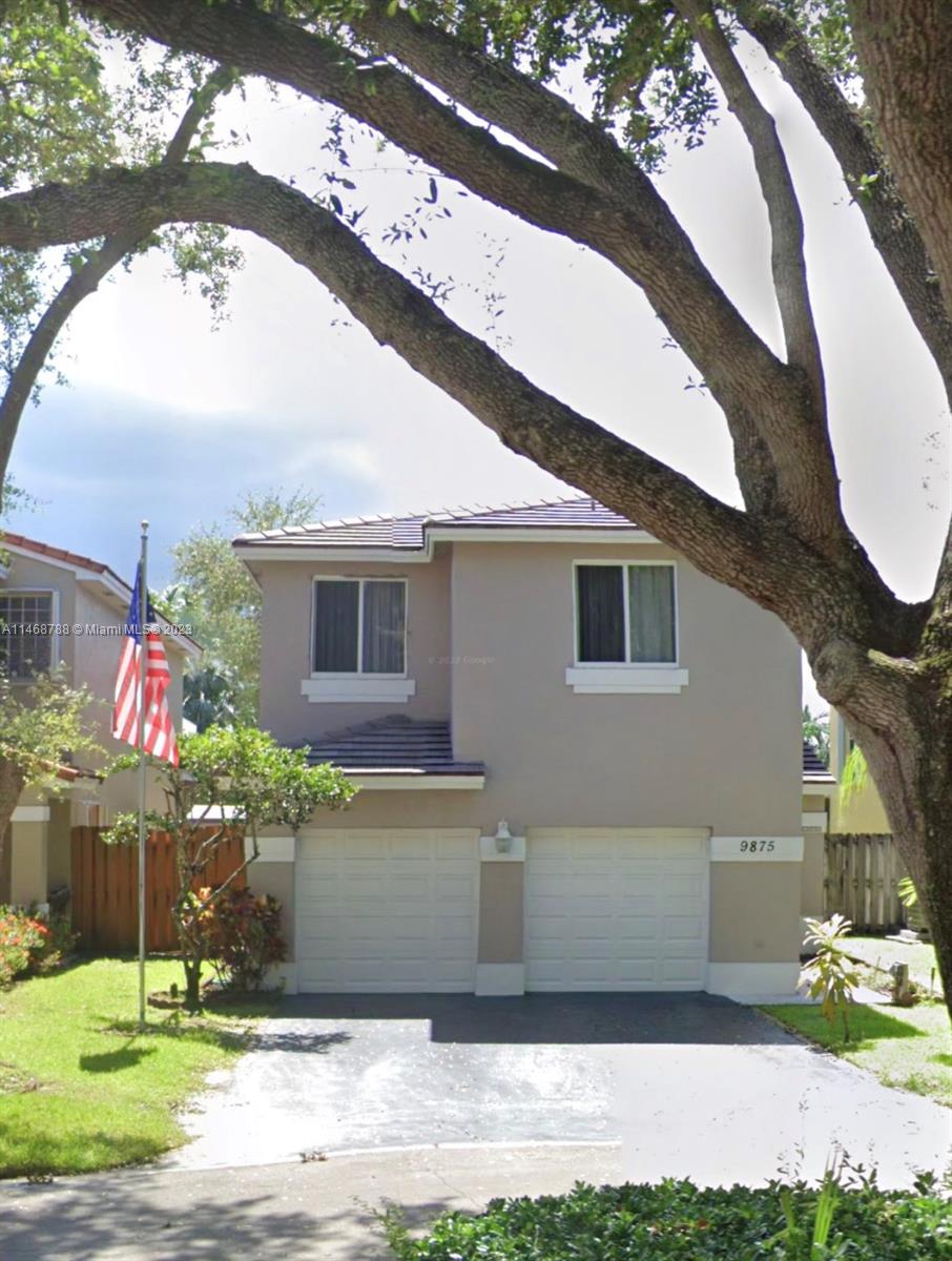 PRIME LOCATION-- Plantation Jacaranda area!! Beautiful remodeled 3/2 and a half. on a lake with amazing view. this place is perfect for family. laundry room washer and dryer on second floor. Loft great for office. beautiful modern kitchen. great entertainment space. eat in kitchen and dinning area. Hurricane impact windows and doors. a must see. Pet Friendly