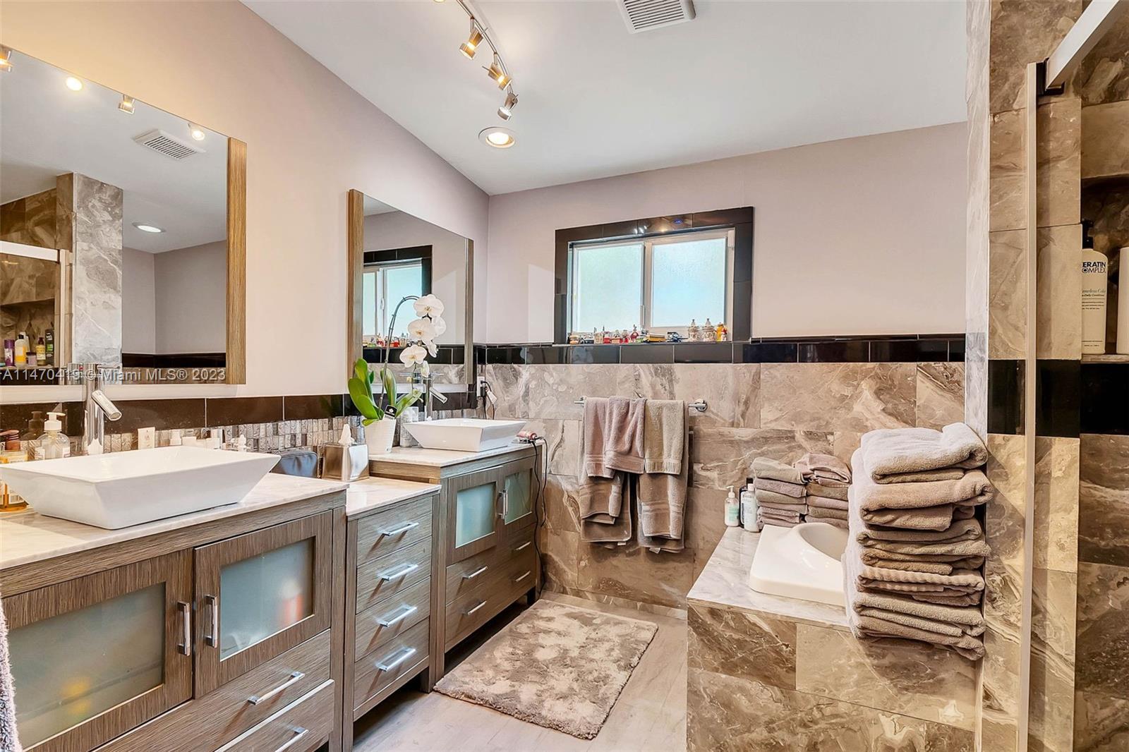 North Miami, Florida 33181, United States, 4 Bedrooms Bedrooms, ,4 BathroomsBathrooms,Residential,Active,69426