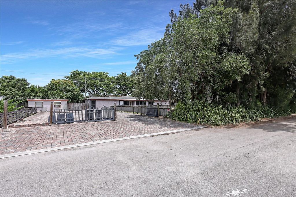 Photo of 650 Mercury St, West Palm Beach, FL 33406 (MLS # A11627794)