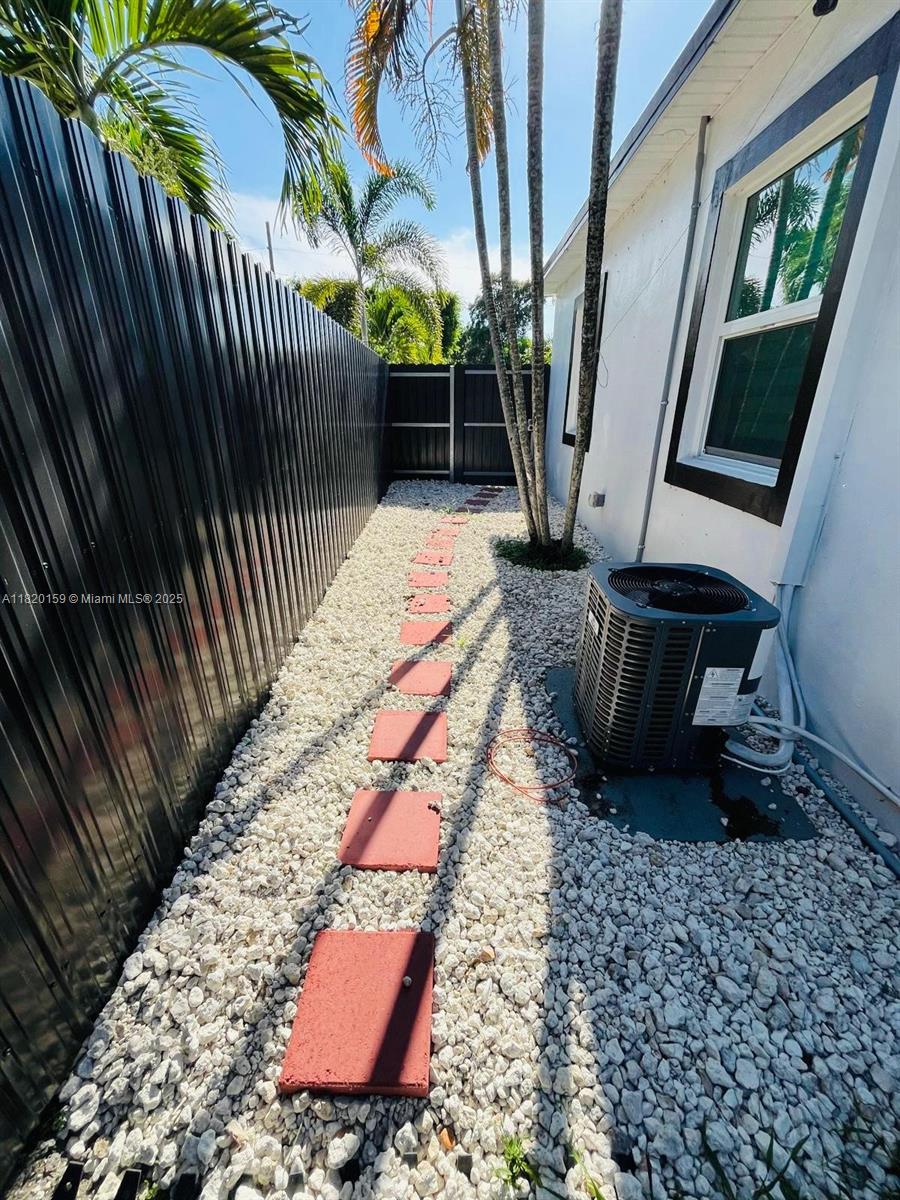 872 NW 16th Ter