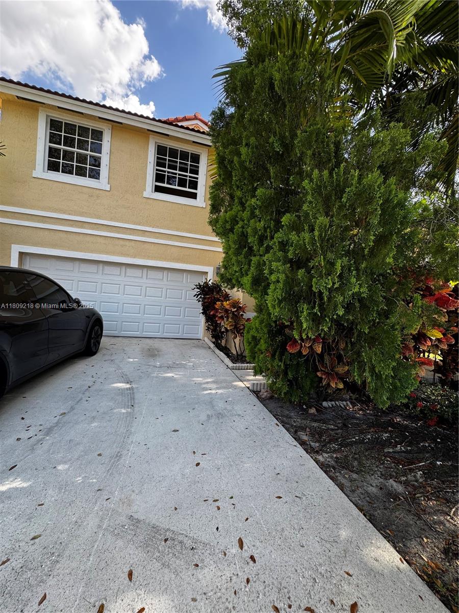 15076 Sw 51st St, Davie, Broward County, Florida - 6 Bedrooms  
3 Bathrooms - 