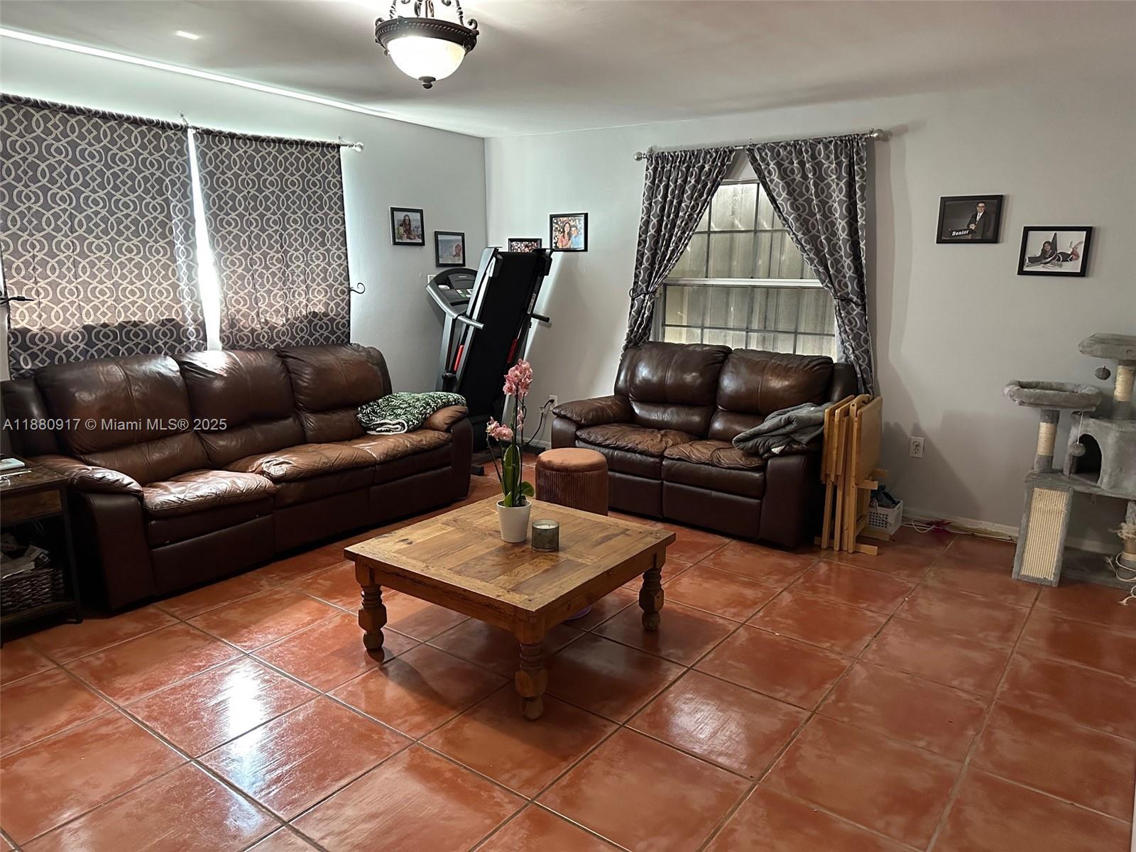 Silver Palm East Neighbor - Residential