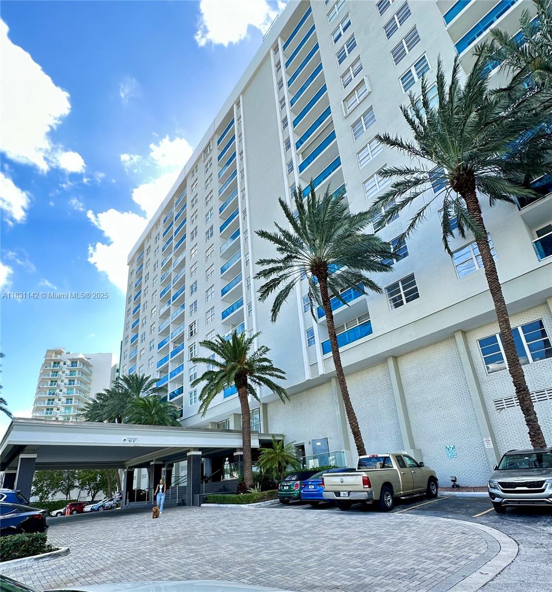 OPORTUNITY 1 MONTH DESPOSIT and FIST MONTH !!Aquasol 1 bed 1 1/2 bath with balcony . Enjoy living in a beach style a few blocks from the beach .This 1 bed 1 1/2 bath. Washer dryer in unit also laundry faciclities in the same floor .Gym Sauna , SUM .Balcony with partial ocean view .Ocean views .Steps to restaurants,publics ,public transportation and more .One assigned parking ,( Garage)additional spot with association .Valet parking for guest at low cost .Pet under 20 pounds .Moving cost 1 month deposit 1st month .Full service concerge 24 hs .go and show .available 6 month and up .Water and Internet included.