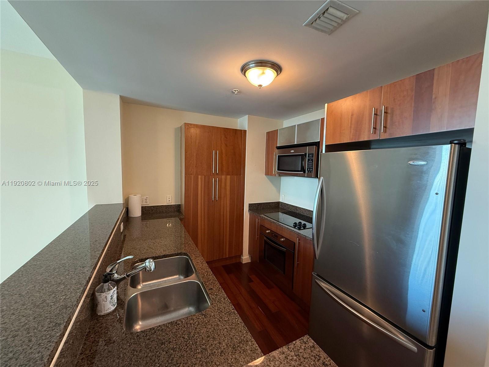 MET 1 CONDO - Residential Lease