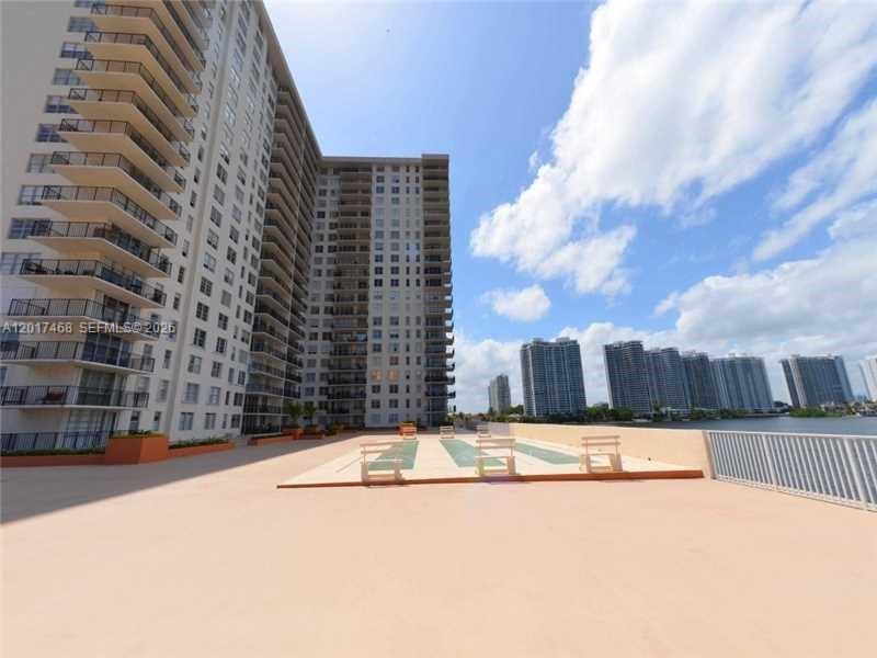 WINSTON TOWERS 500 CONDO - Residential