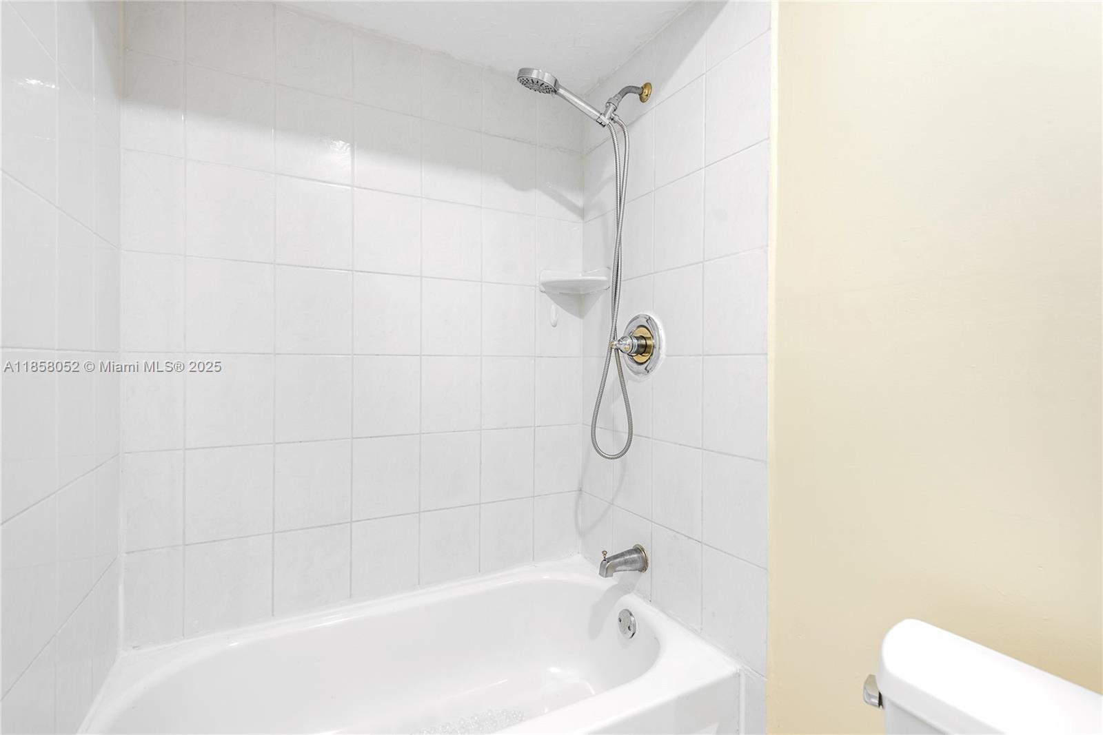 ARROWHEAD GOLF & TENNIS C - Residential Lease