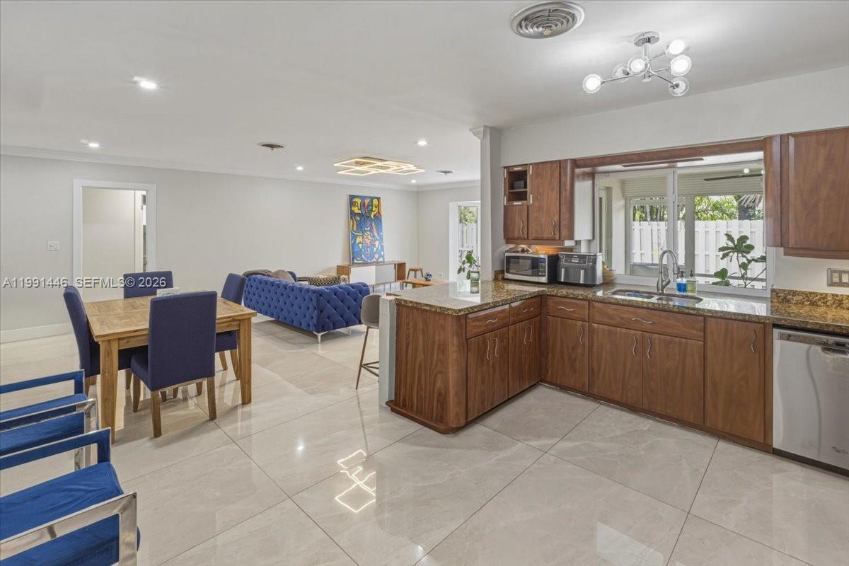 JENADA ISLE - Residential