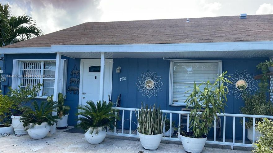 This Cozy Efficiency is located in family friendly neighborhood in the back of the property. It is Fully furnished with free electricity and free internet. You don't want to miss this, just bring yourself and your clothes. It's small enough to feel intimate and large enough to be with your significant other. With Private entrance, nice environment for you and your partner to enjoy. If you are single, you are welcome as well.