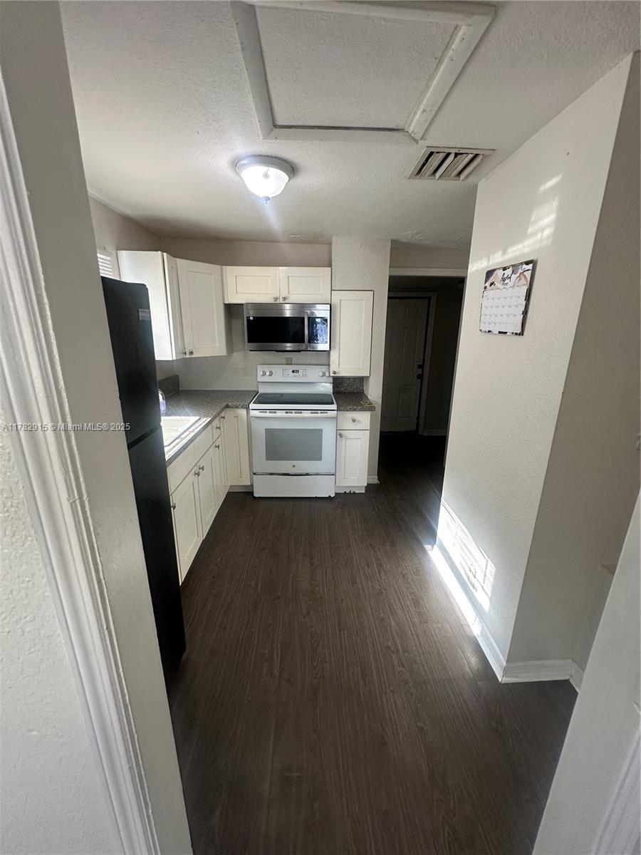 LINCOLN PARK - Residential Lease