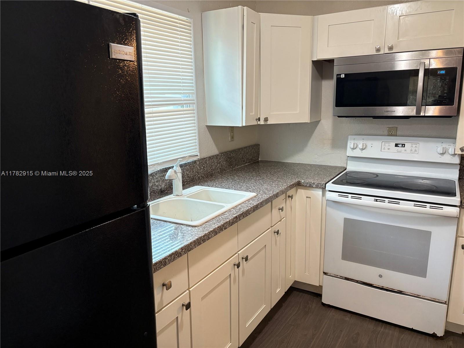 LINCOLN PARK - Residential Lease