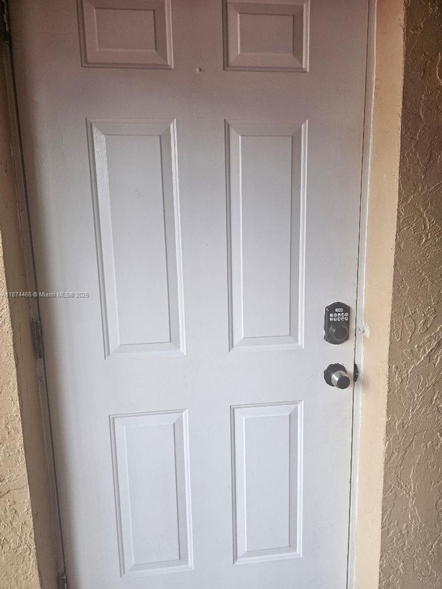 Comfortable studio apartment in a highly central location, close to expressways, shopping plazas, hospitals, and schools. Includes electricity, water, and parking space. No HOA. All measurements are approximate.