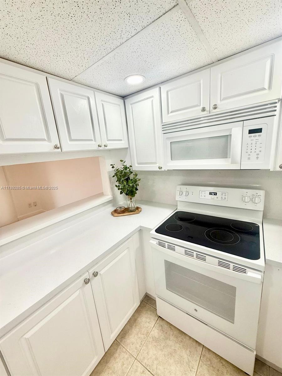 Rental Property at 984 W 40th St 2, Hialeah, Miami-Dade County, Florida - Bedrooms: 3 
Bathrooms: 3  - $3,100 MO.