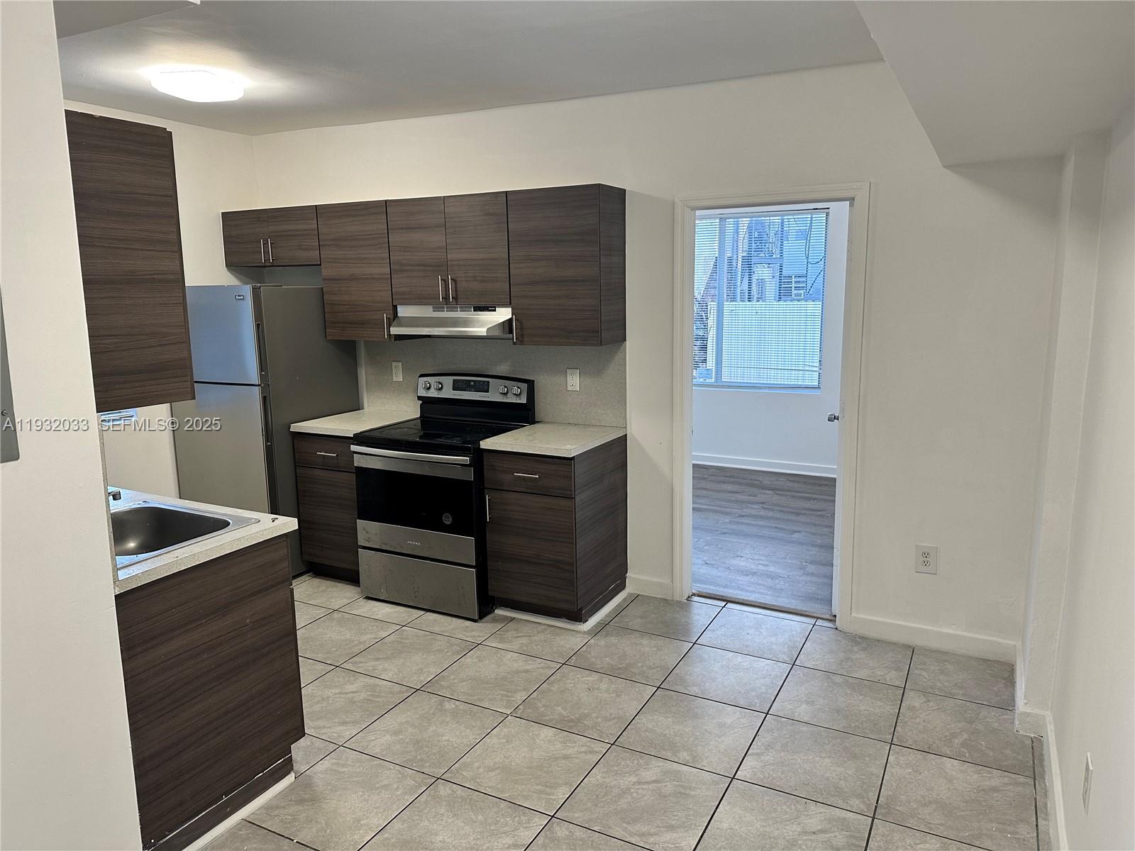 LAWRENCE ESTATE LAND CO - Residential Lease