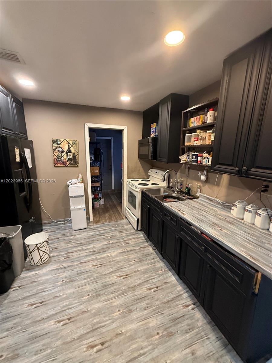ESQUIRE LAKE ESTATES SEC - Residential