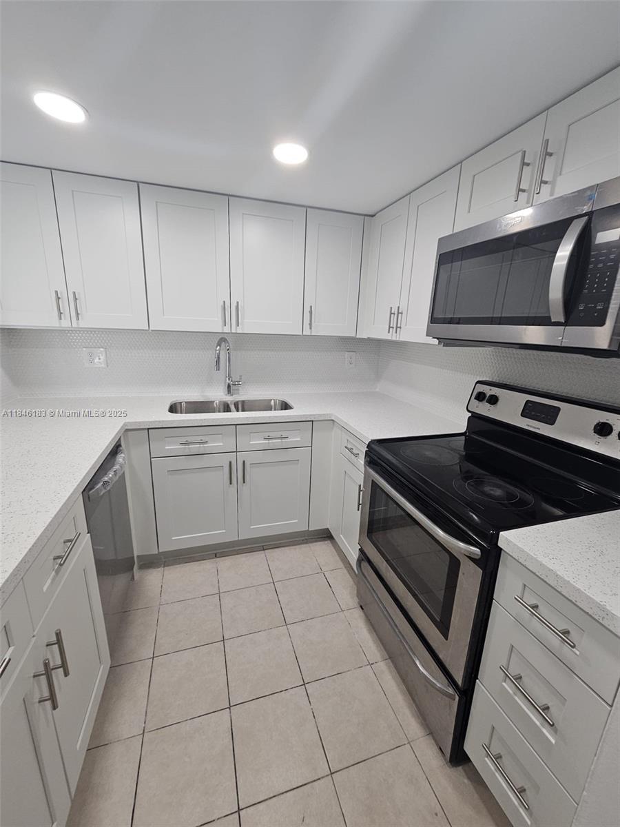 Large and spacious unit. Kitchen tastefully remodeled, quartz countertop, NEW stainless steel appliances, modern cabinetry. WASHER AND DRYER. Tile flooring throughout, large social area plus two large bedrooms. Community offers swimming pool. Close to everything!! Access to A+ schools. Minutes from all major highways!