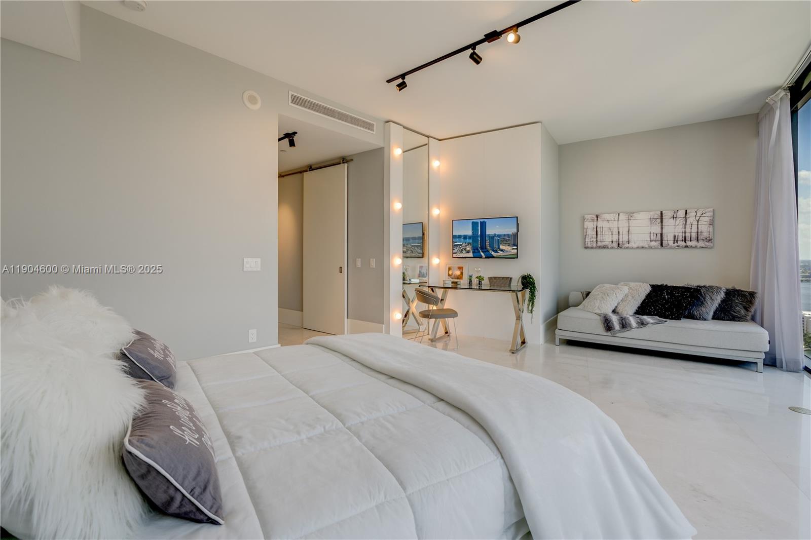 Porsche Design Tower - Residential Lease