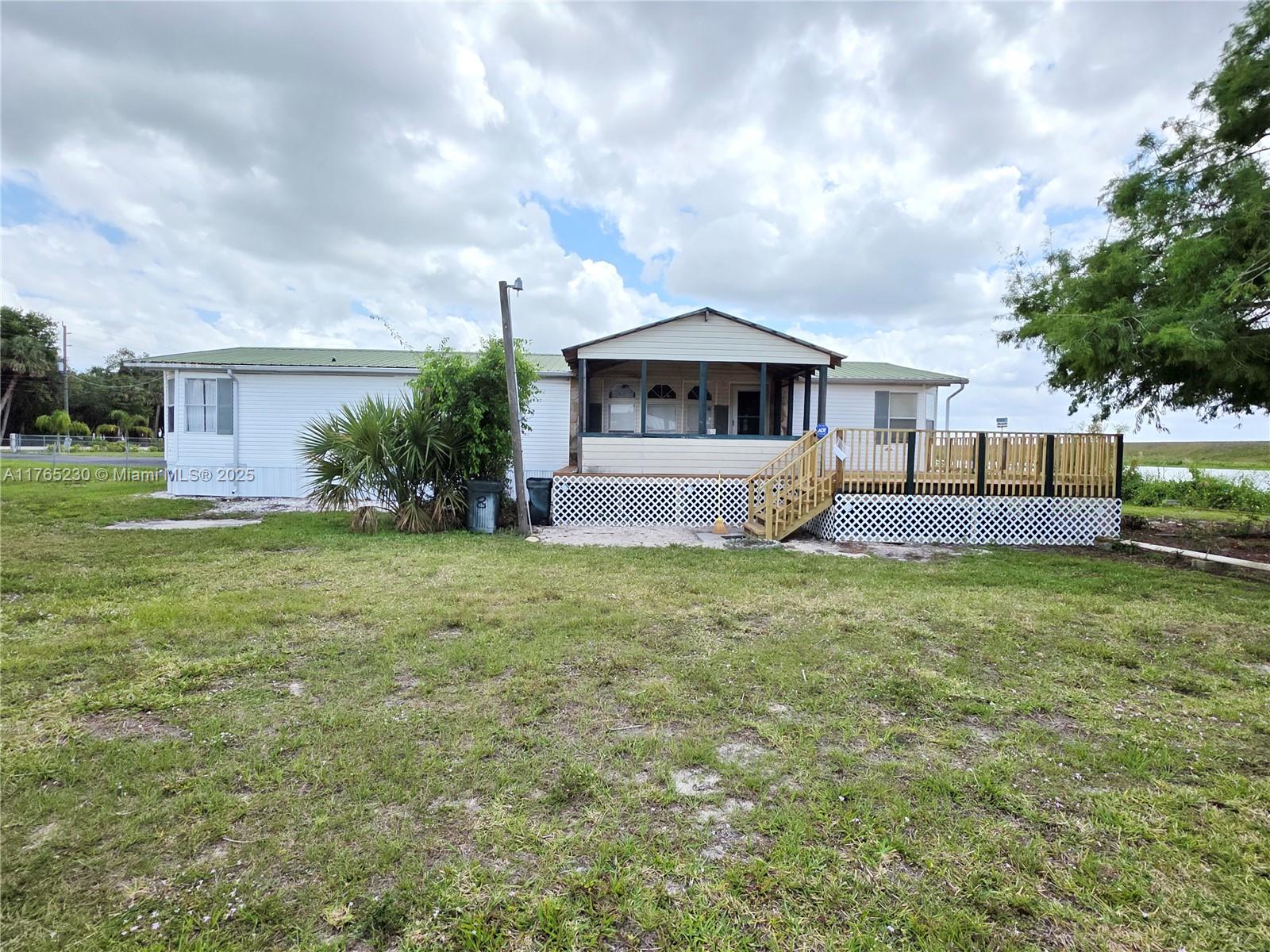 Lake Okeechobee Access – Rim Canal Beauty! Enjoy direct access to Lake Okeechobee from this spacious and beautiful DWMH, perfectly positioned on the Rim Canal—a gateway to both coasts! Home Features: Large open kitchen with ample storage & center island Walk-in closets in all bedrooms High ceilings & charming bay window for natural light Stunning waterfront views & breathtaking sunsets This property offers endless possibilities—whether you're looking for a peaceful retreat or an outdoor enthusiast’s dream. Don’t miss out—come see it today! Fully furnished! Contact us for more details or to schedule a tour!