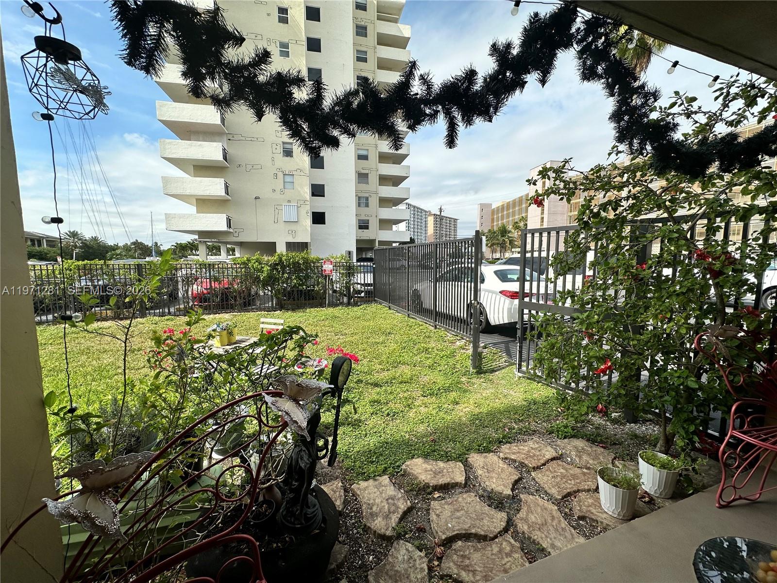 YACHT CLUB CONDO (THE) - Residential