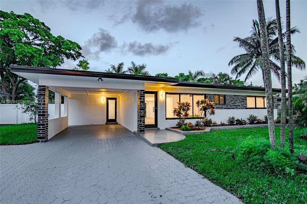 Photo of 552 W Evanston Cir, Fort Lauderdale, FL 33312 (MLS # A11909432)