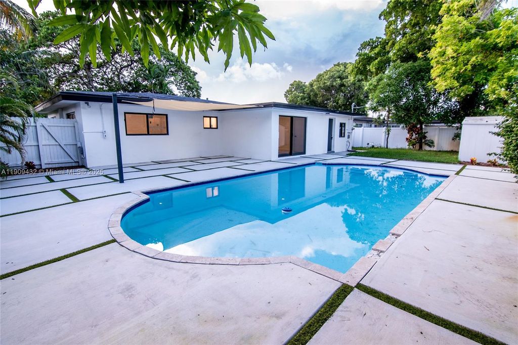 Photo of 552 W Evanston Cir, Fort Lauderdale, FL 33312 (MLS # A11909432)