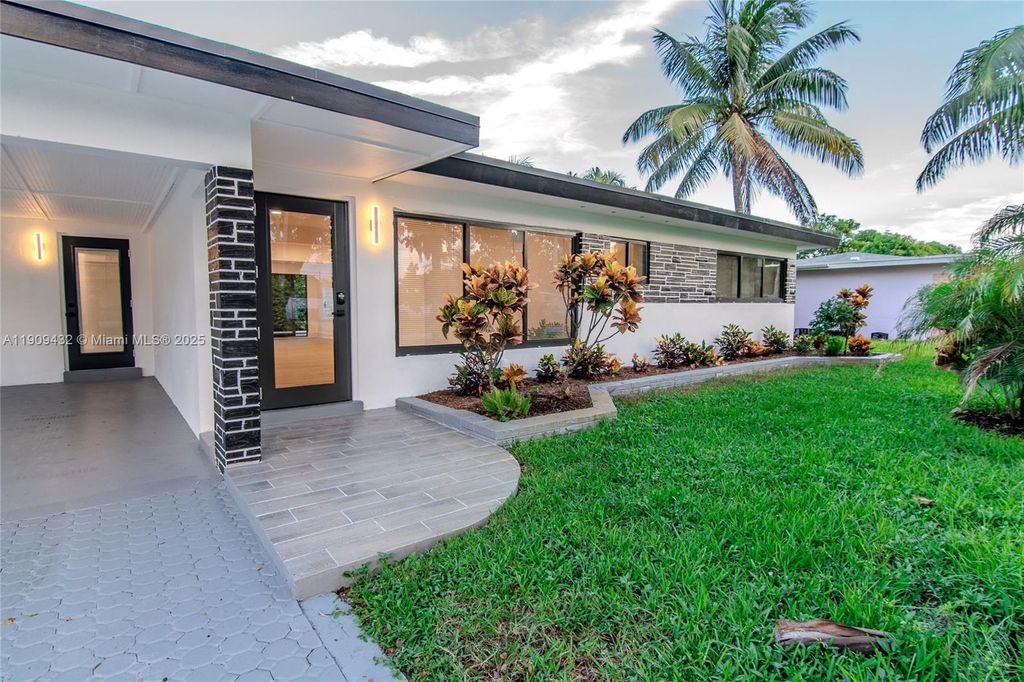 Photo of 552 W Evanston Cir, Fort Lauderdale, FL 33312 (MLS # A11909432)