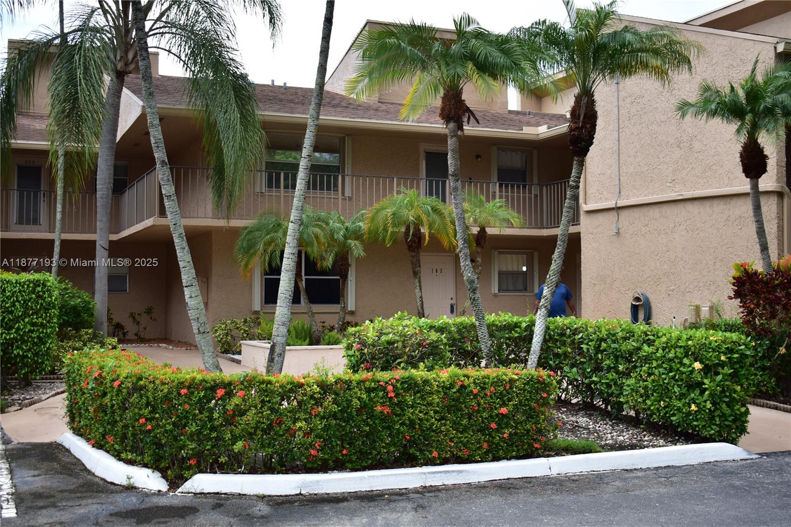 Spacious 2/2 on ground floor with views to the well maintained Woodmont Country Club golf course and lake. This is an extremely clean unit which is located near police and hospital as well as shopping.