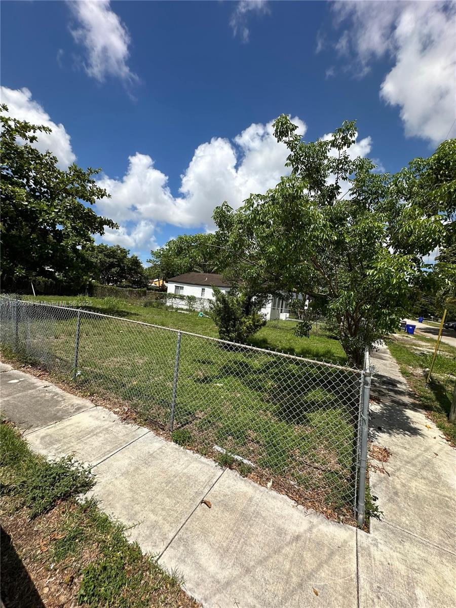 N MIAMI ESTATES - Land