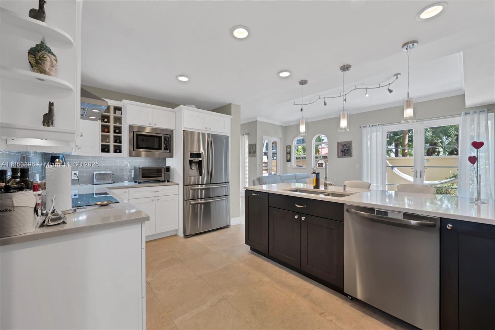 AVENTURA BAY TOWNHOMES - Residential