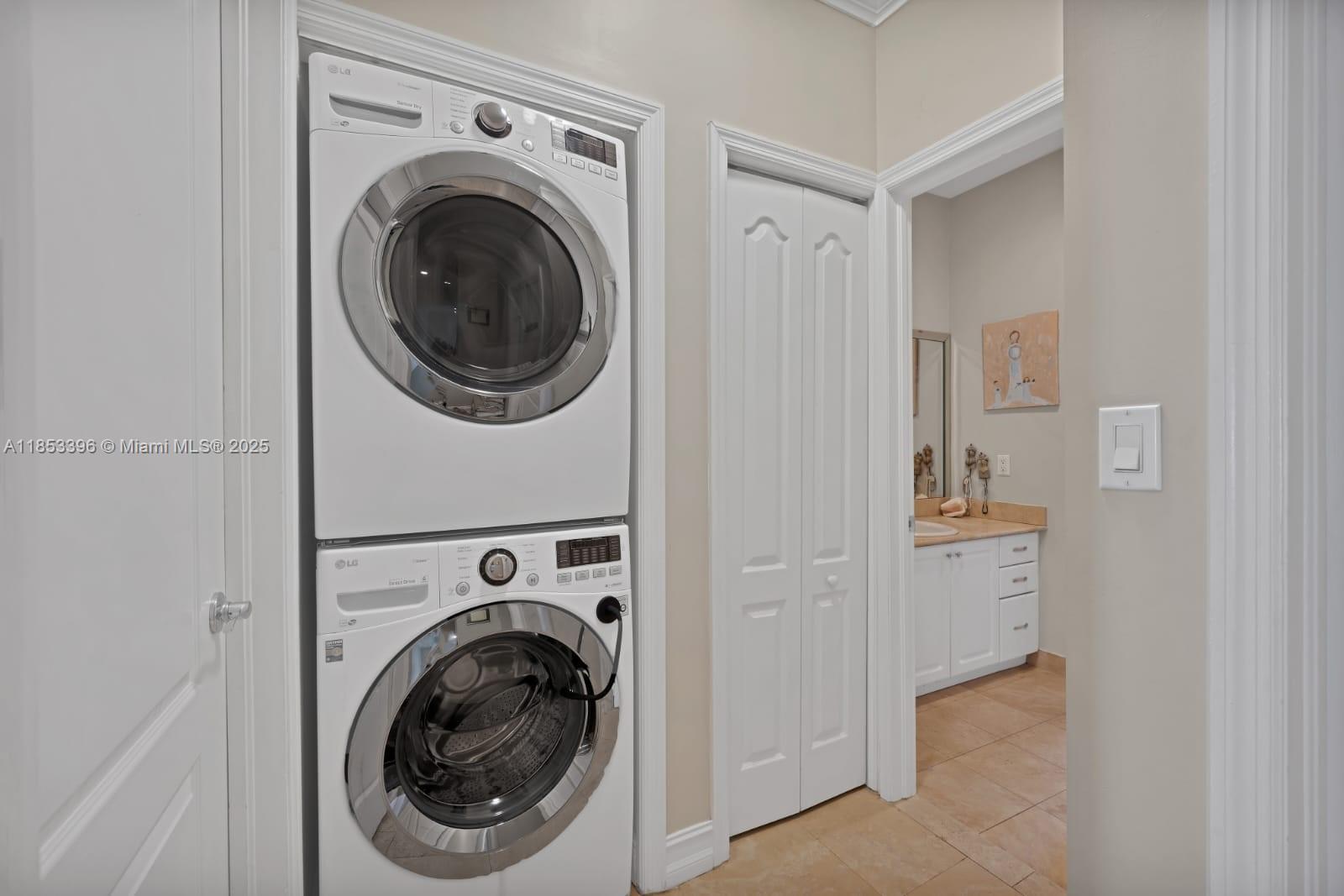 AVENTURA BAY TOWNHOMES - Residential