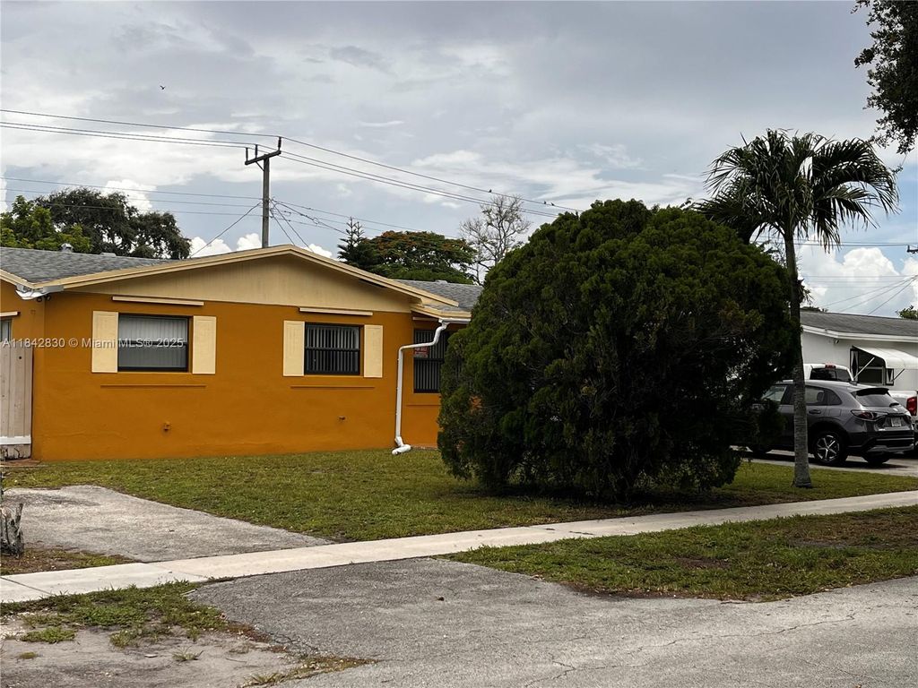 Photo of 6540 Eaton St, Hollywood, FL 33024 (MLS # A11842830)