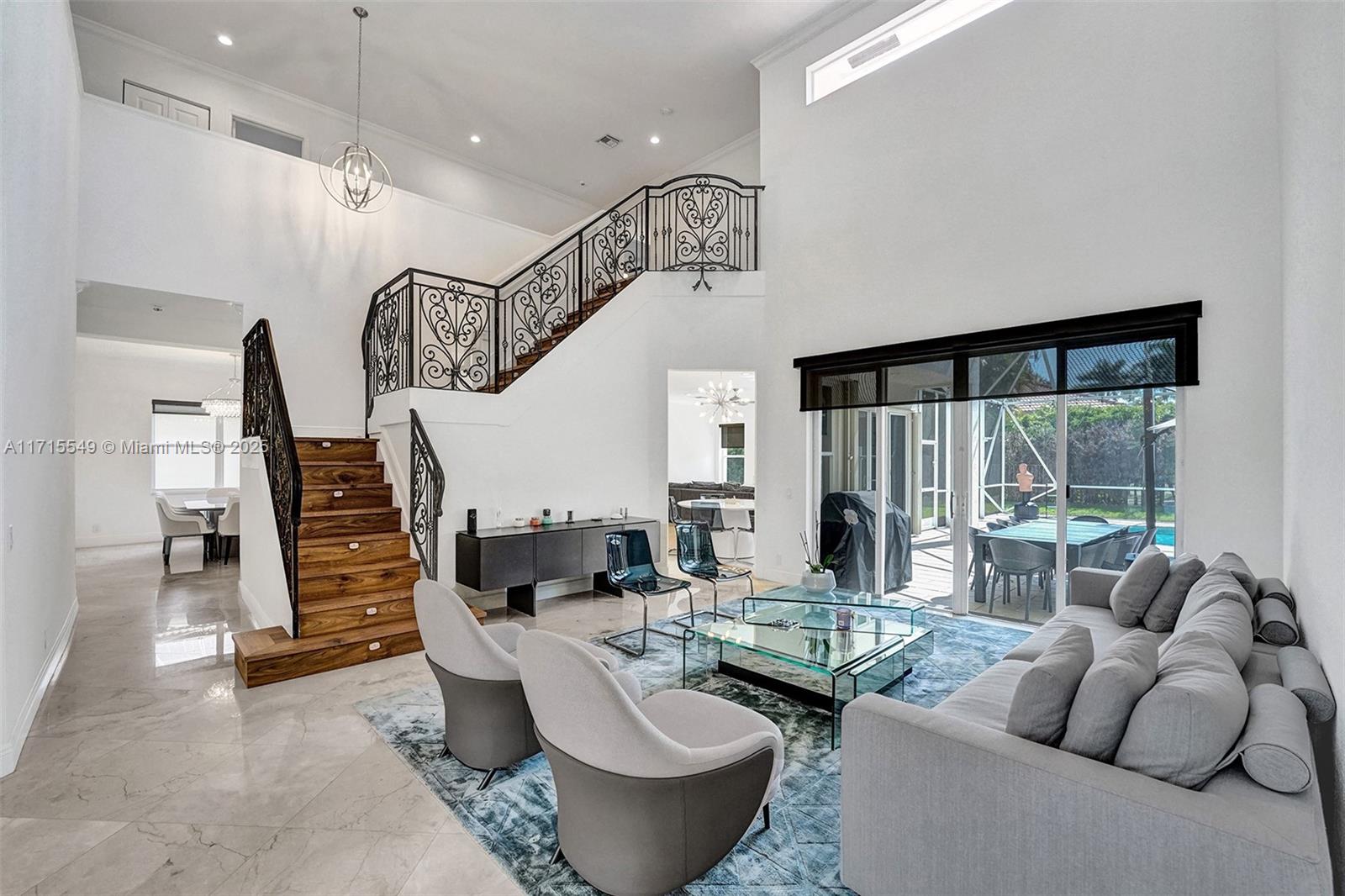 1727 Victoria Pointe Cir