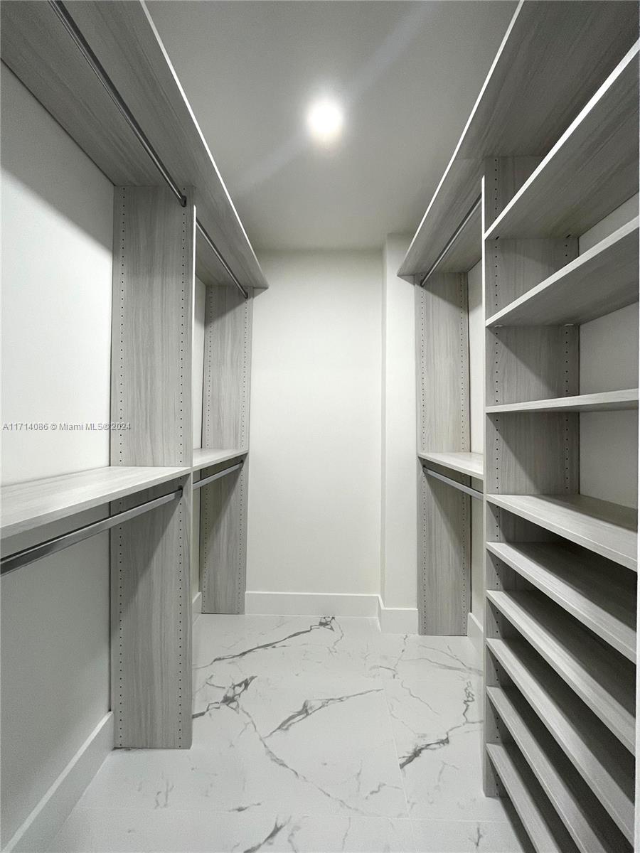 COMMODORE CONDO - Residential