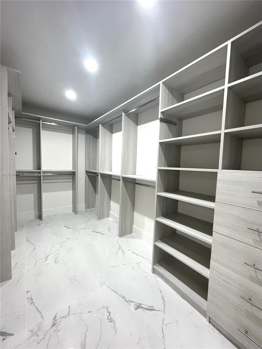 COMMODORE CONDO - Residential