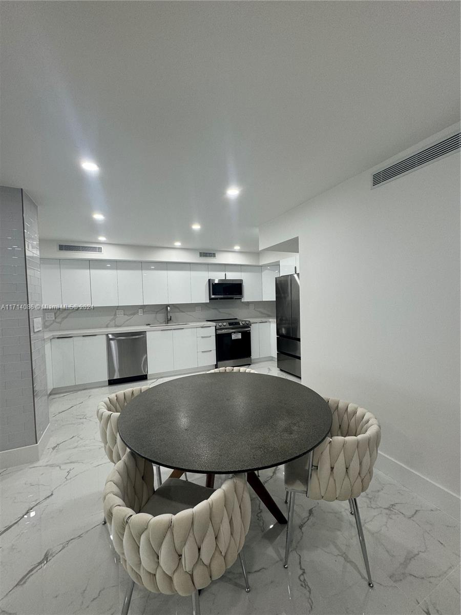 COMMODORE CONDO - Residential