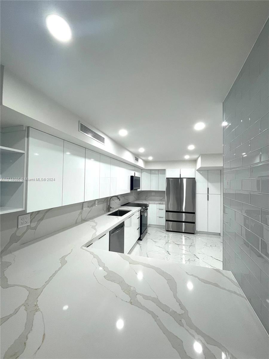 COMMODORE CONDO - Residential