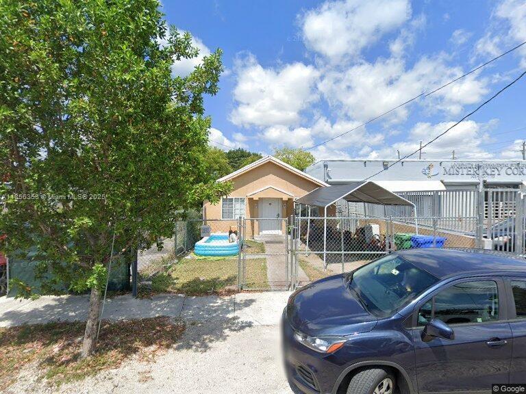 Property currently used as a Multi-Family, Zoned 7700. Enjoy monthly revenue while deciding what you want to do.
Front Property 3/1, Rear Property 2/1 in the heart of Allapattah.
Close to all major highways and minutes from the Beach, Brickell, Downtown and Wynwood areas.
Buid a warehouse, bring your investors!