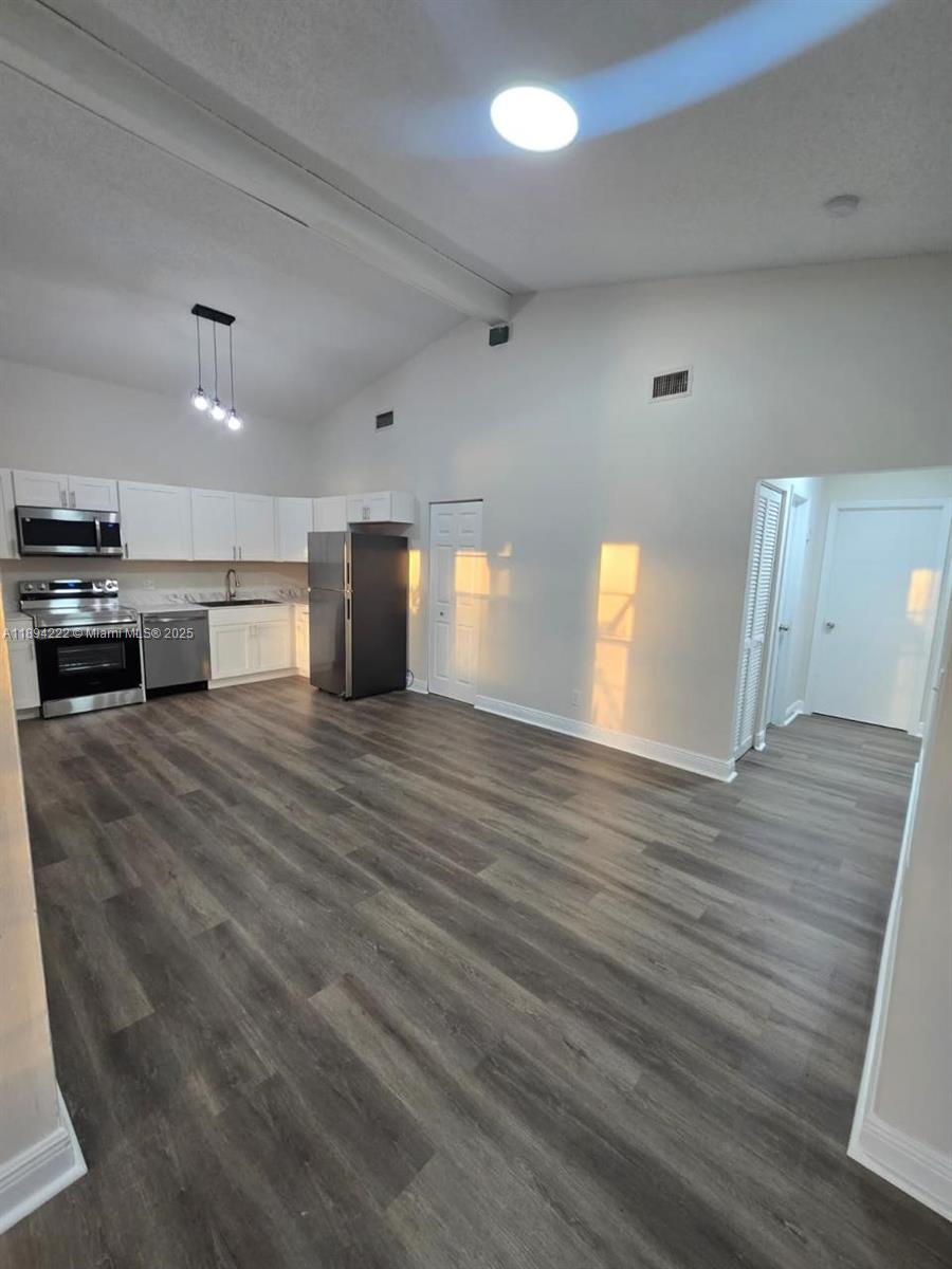 LAKESIDE GREEN 2 - Residential Lease