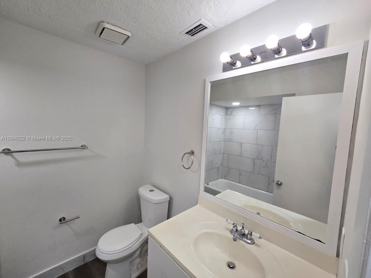 LAKESIDE GREEN 2 - Residential Lease