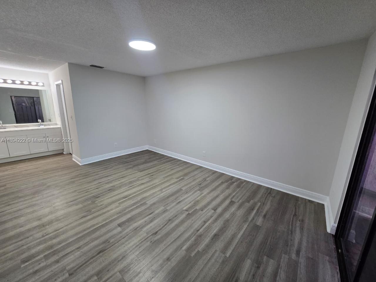 LAKESIDE GREEN 2 - Residential Lease