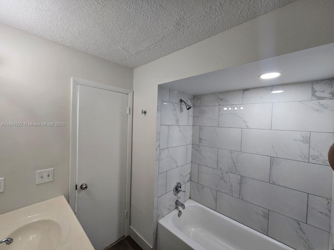 LAKESIDE GREEN 2 - Residential Lease